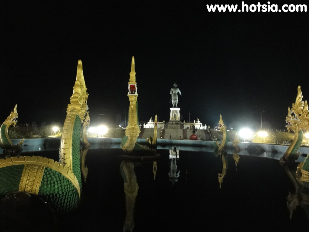 เที่ยวเวียงจันทน์ อนุสาวรีย์ เจ้าอนุวงศ์
