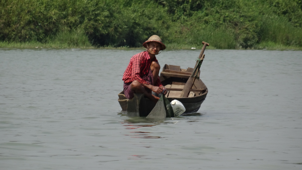 เขตอิรวดี ล่องเรือหาปลาในเมืองพะสิม