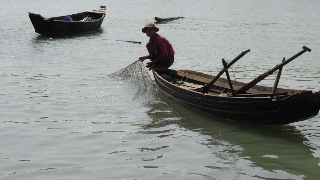เขตอิรวดี ล่องเรือหาปลาในเมืองพะสิม
