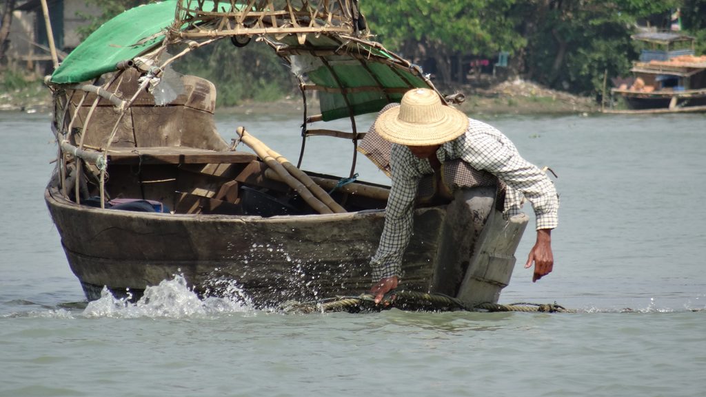 เขตอิรวดี ล่องเรือหาปลาในเมืองพะสิม