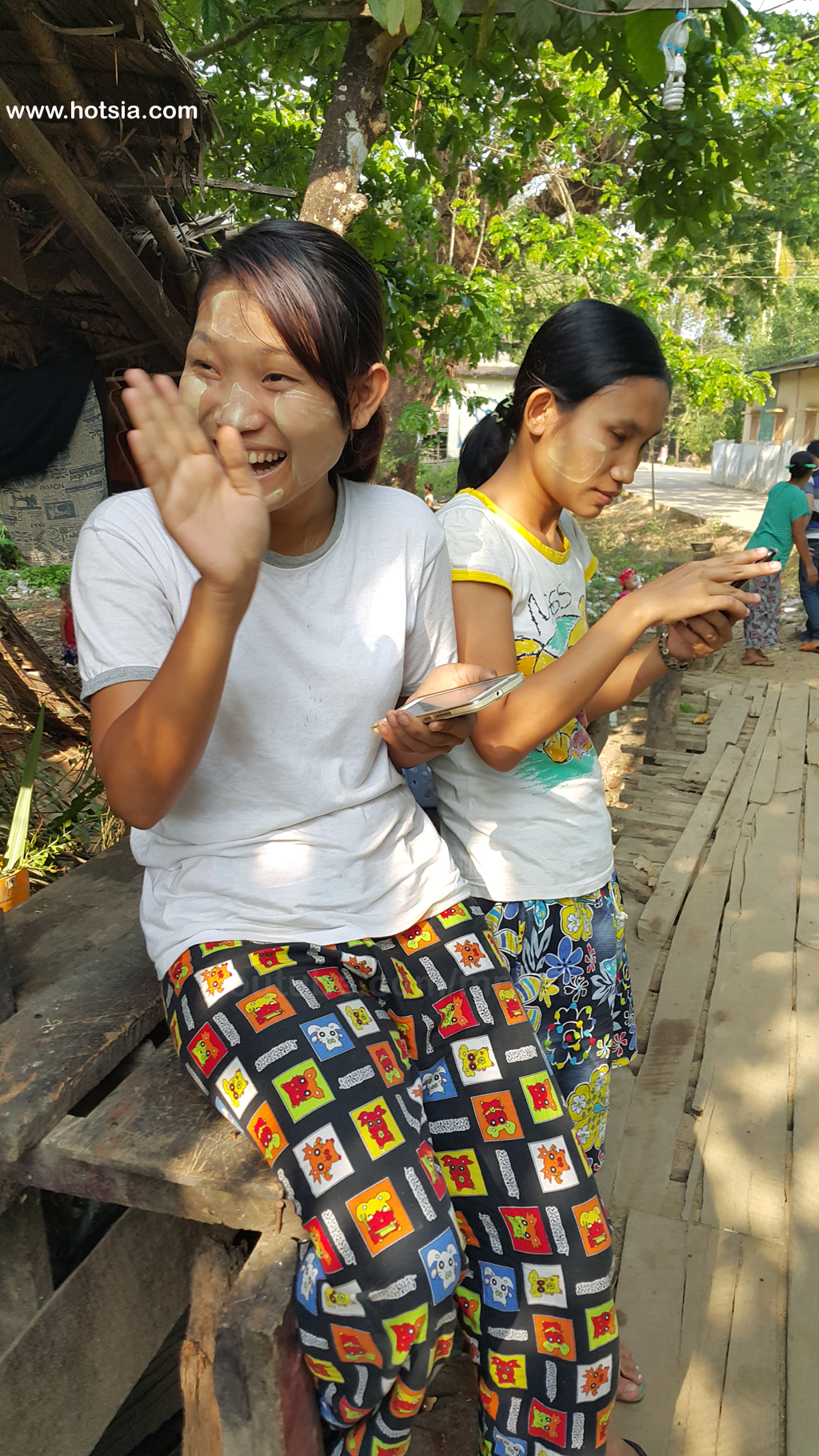 เขตอิรวดี เที่ยวหมู่บ้านทำร่มพะสิม