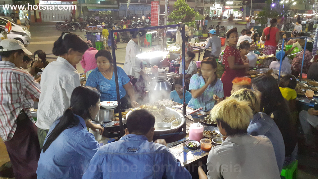 เขตอิรวดี ถนนคนเดินพะสิม