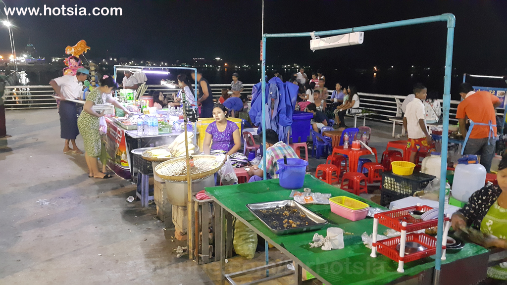 เขตอิรวดี ถนนคนเดินพะสิม