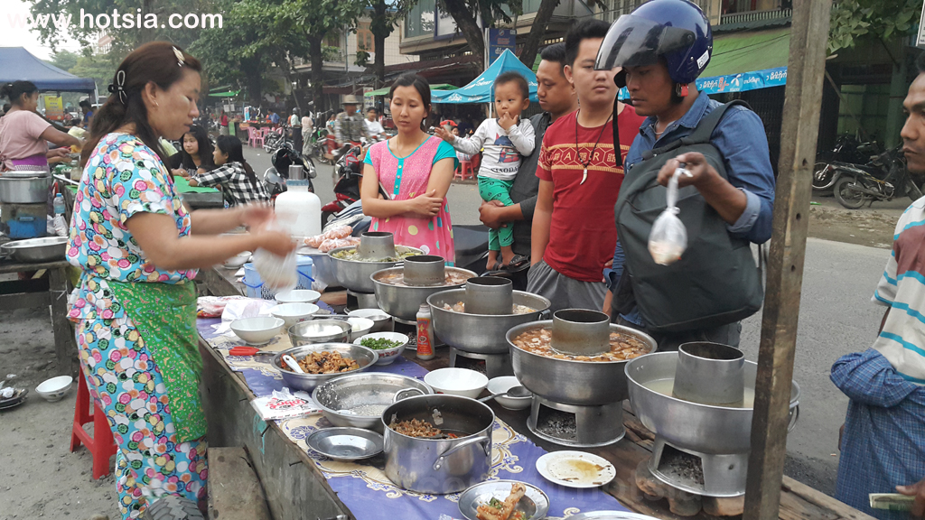 เที่ยวพม่า รัฐกะฉิ่น ไนท์มาเต็มถนนคนเดินของกิน มิตจีนา รัฐกะฉิ่น พม่า