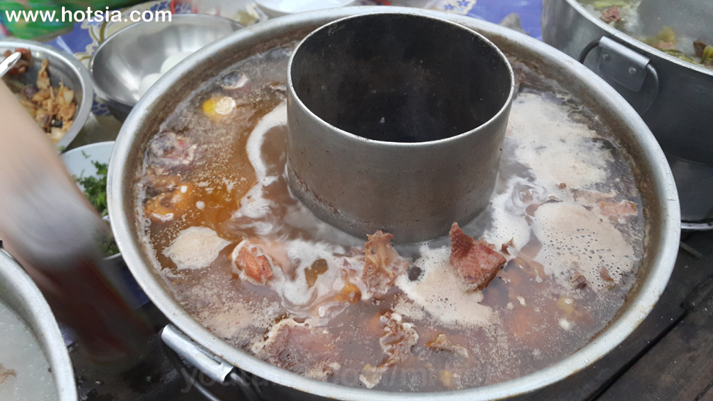 เที่ยวพม่า รัฐกะฉิ่น ไนท์มาเต็มถนนคนเดินของกิน มิตจีนา รัฐกะฉิ่น พม่า