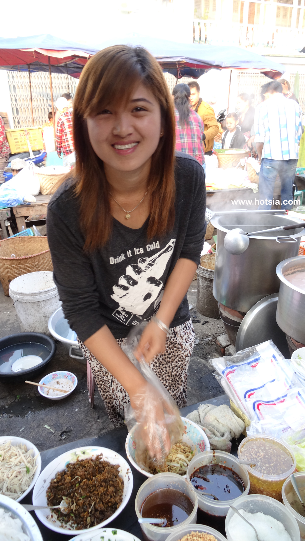 เที่ยวพม่าด้วยตัวเอง เที่ยวเชียงตุงด้วยตัวเอง ก๋วยเตี๋ยวขยำสาวเชียงตุง