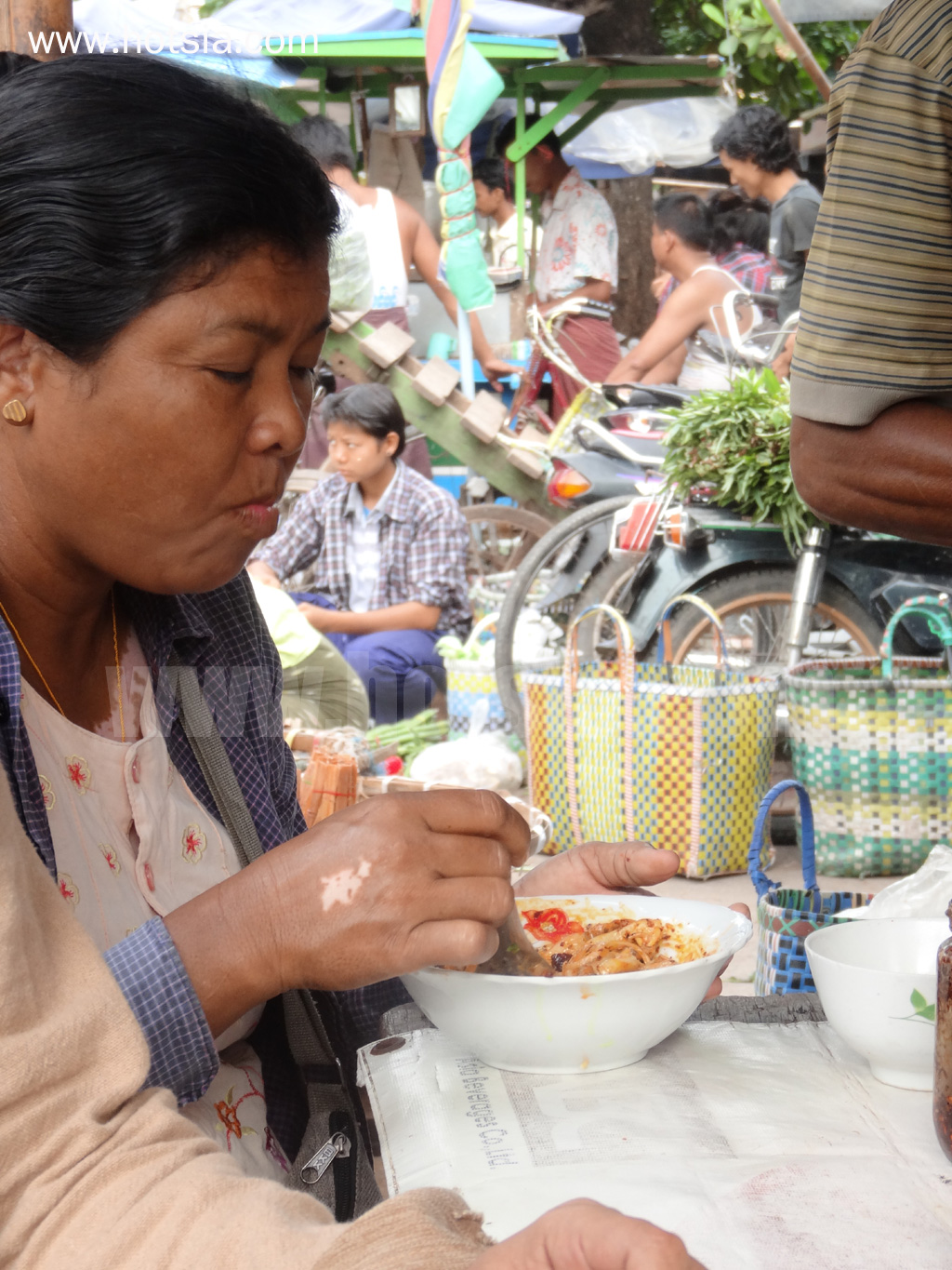 เที่ยวพม่าด้วยตัวเอง เที่ยวมัณฑะเลย์ด้วยตัวเอง ก๋วยเตี๋ยวขยำเส้น มัณฑะเลย์