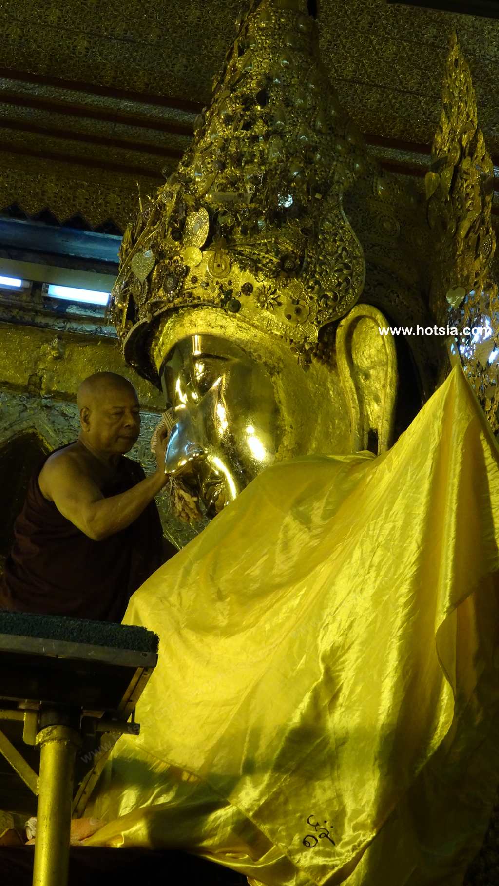 เที่ยวพม่าด้วยตัวเอง มัณฑะเลย์ พิธีล้างหน้าพระมหามัยมุนี