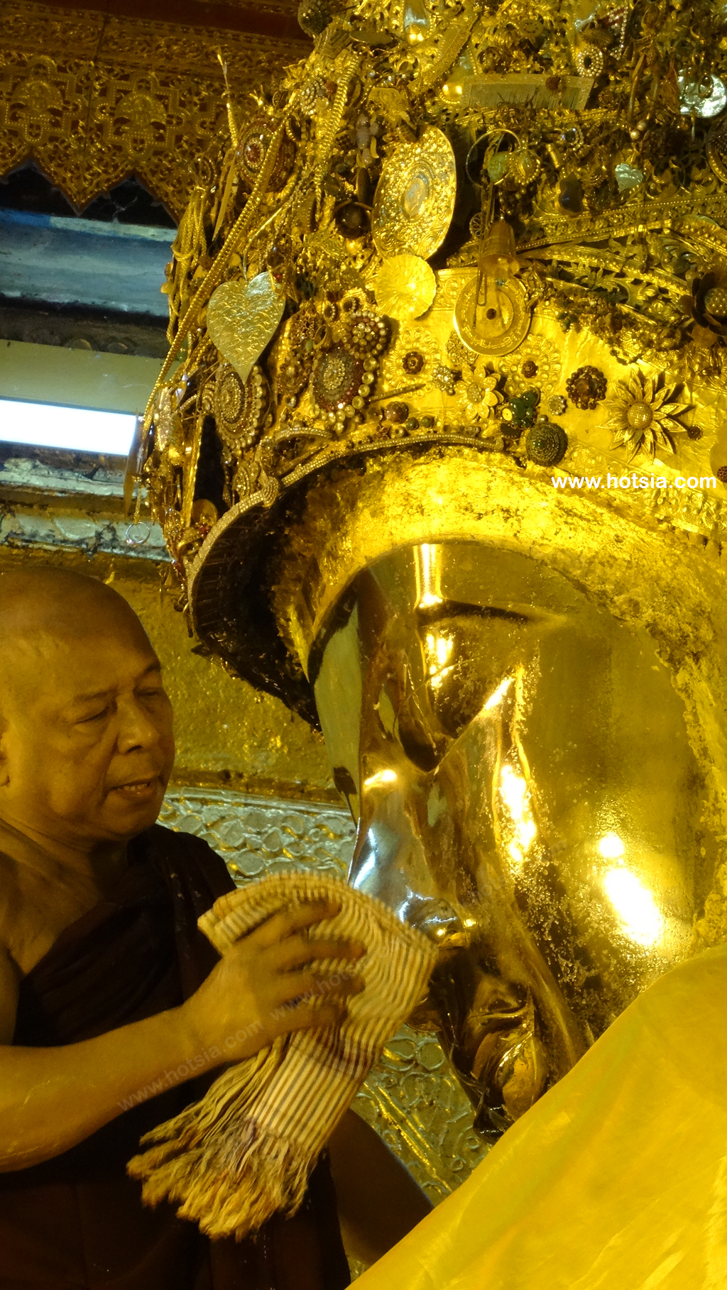 เที่ยวพม่าด้วยตัวเอง มัณฑะเลย์ พิธีล้างหน้าพระมหามัยมุนี