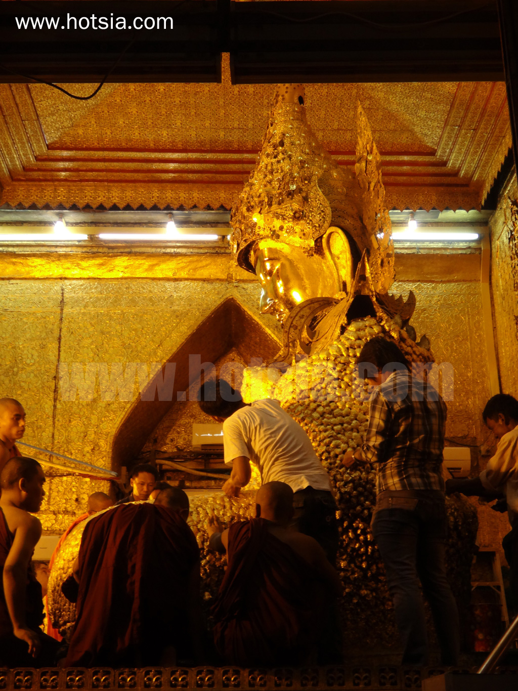 เที่ยวพม่าด้วยตัวเอง เที่ยวมัณฑะเลย์ด้วยตัวเอง พระมหามัยมุนี เก่าแก่สองพันปีแห่งพุทธศาสนา