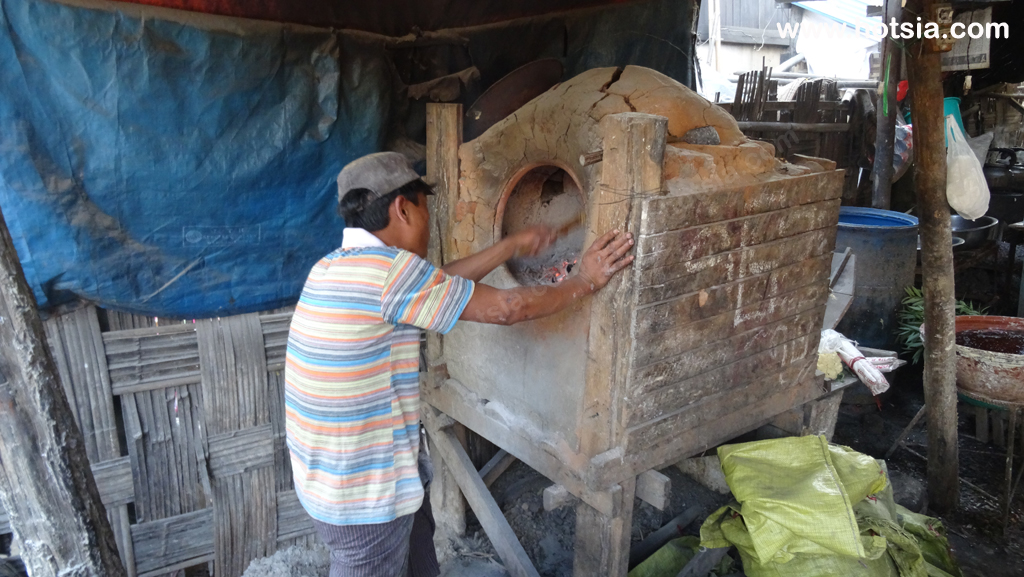 เที่ยวพม่า เมืองโมนยวา โรตีโอ่ง เมืองโมนยวา