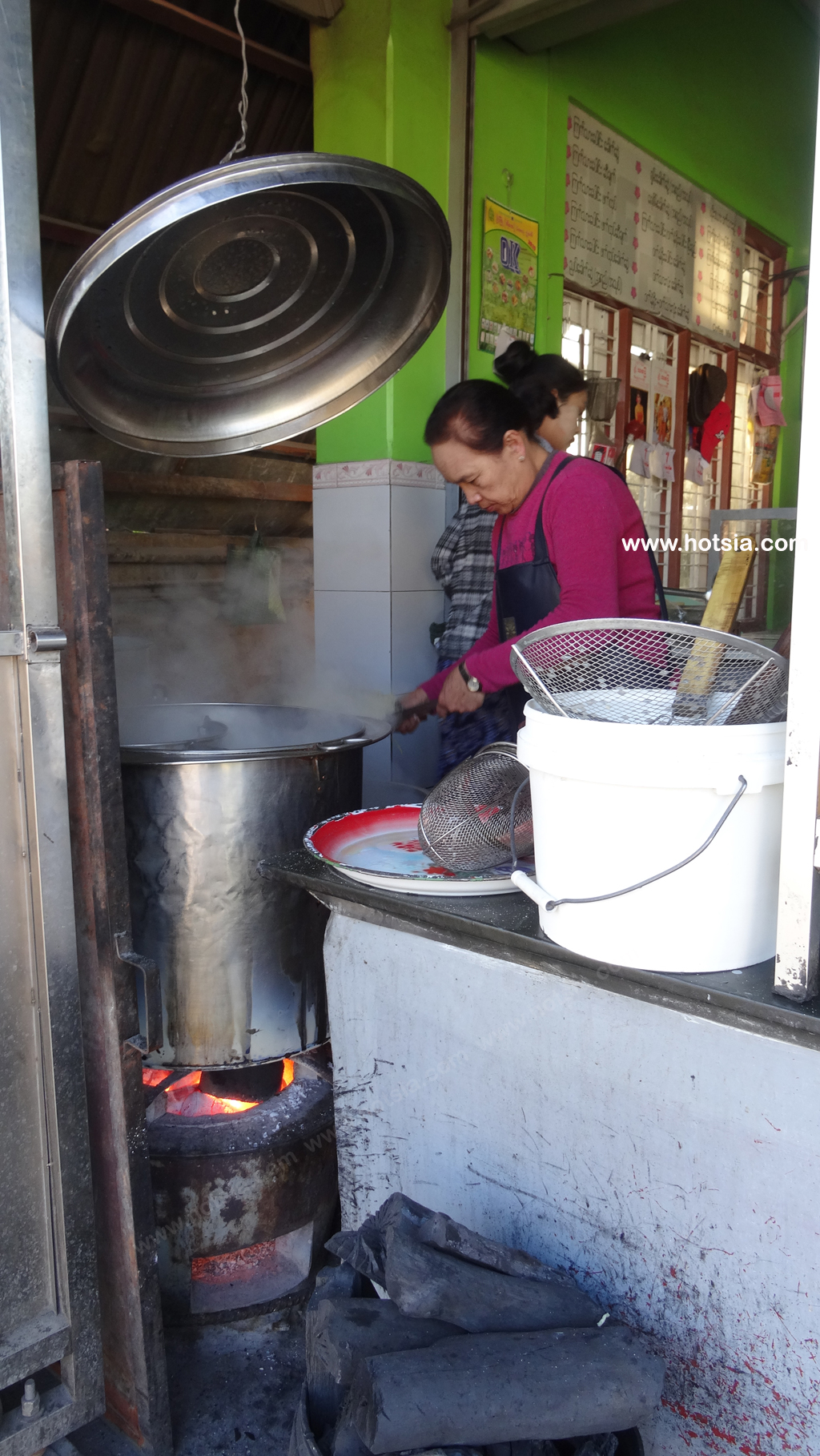 เที่ยวพม่า เมืองตองยี รัฐฉาน พม่า ก๋วยเตี๋ยวไก่ดิบ เมืองตองยี รัฐฉาน พม่า