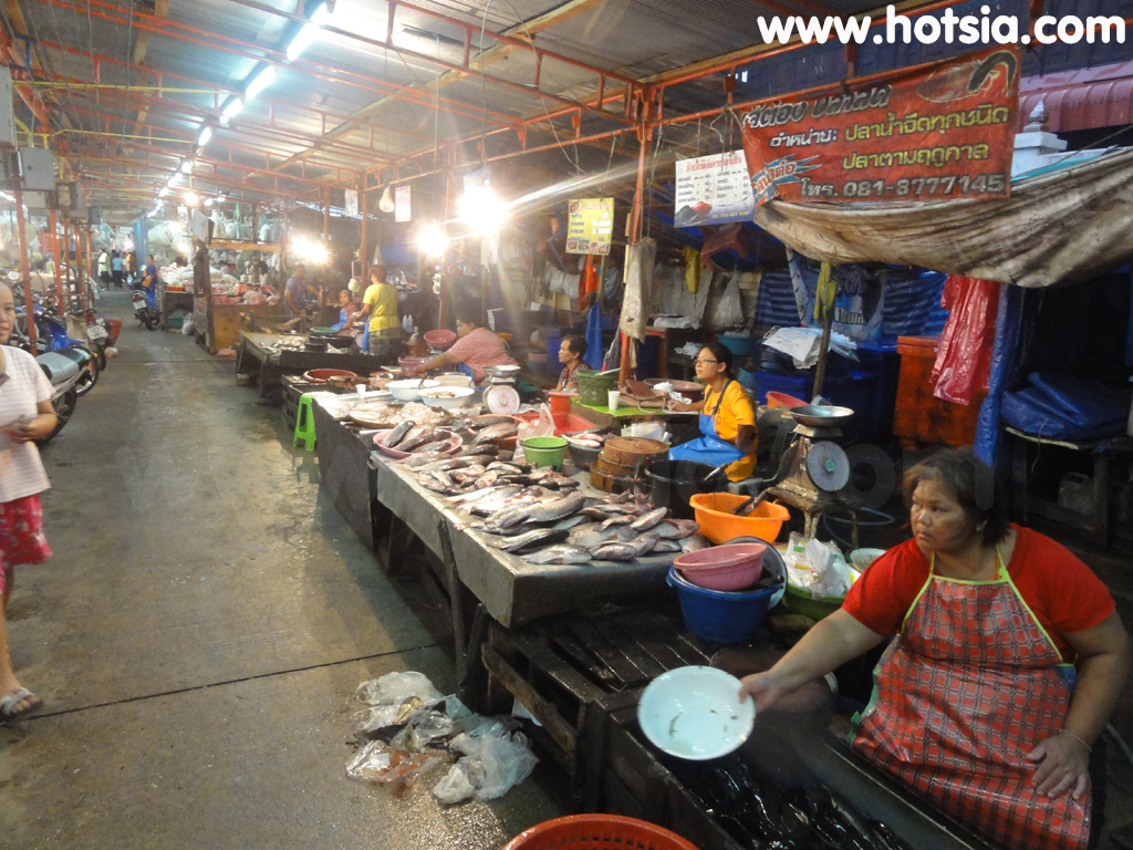 เที่ยวชัยภูมิ ตักบาตรหลวงพ่อวัดผาเกิ้งตลาดเช้าชัยภูมิ
