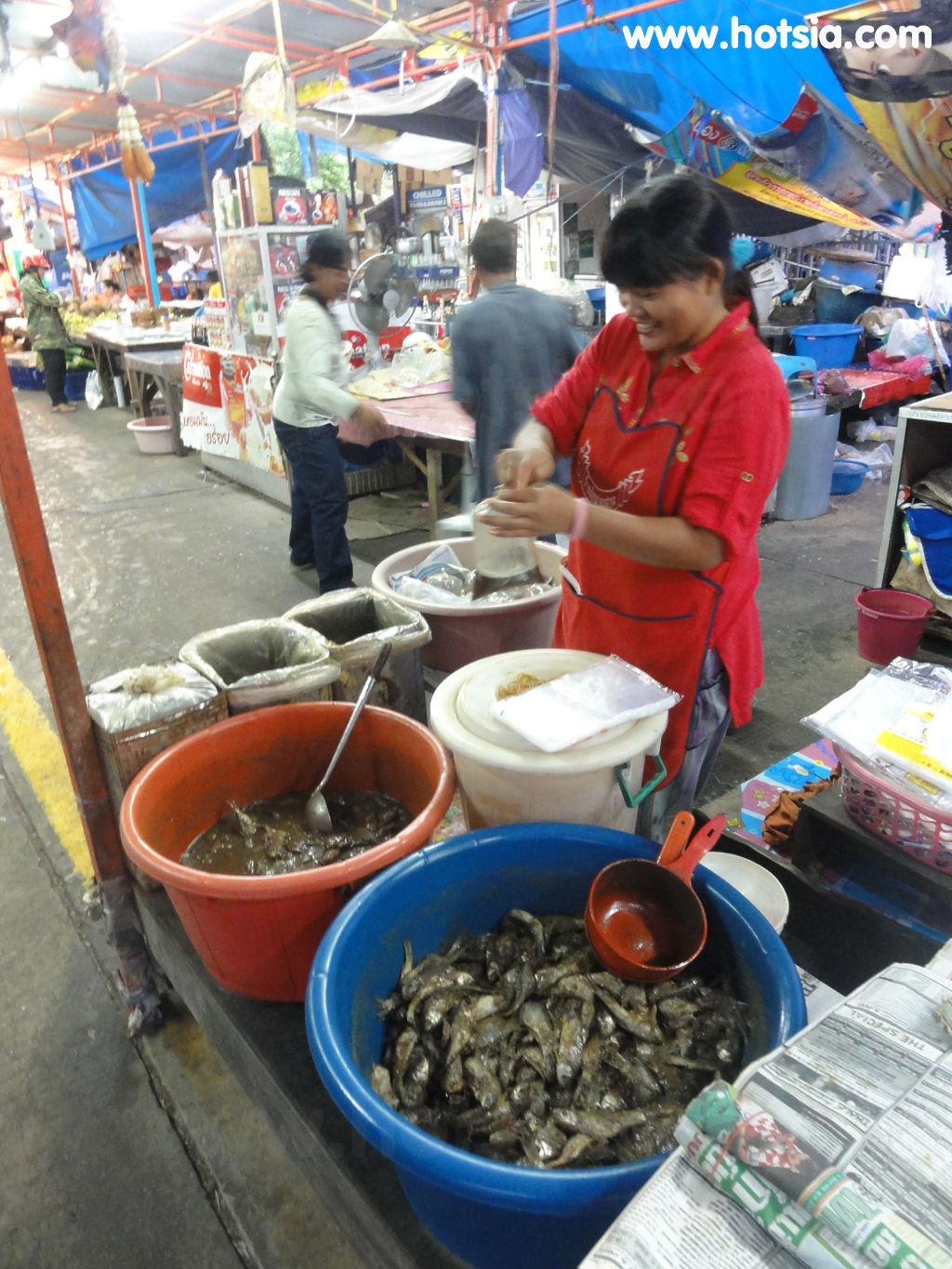 เที่ยวชัยภูมิ ตักบาตรหลวงพ่อวัดผาเกิ้งตลาดเช้าชัยภูมิ