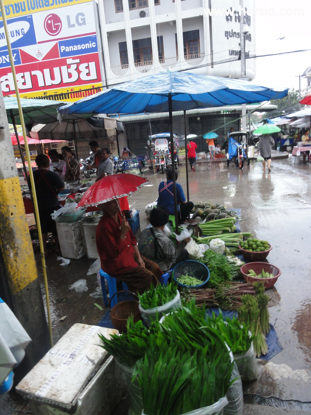 เที่ยวชัยภูมิ ตักบาตรหลวงพ่อวัดผาเกิ้งตลาดเช้าชัยภูมิ