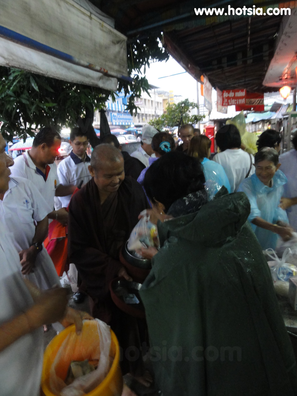 เที่ยวชัยภูมิ ตักบาตรหลวงพ่อวัดผาเกิ้งตลาดเช้าชัยภูมิ