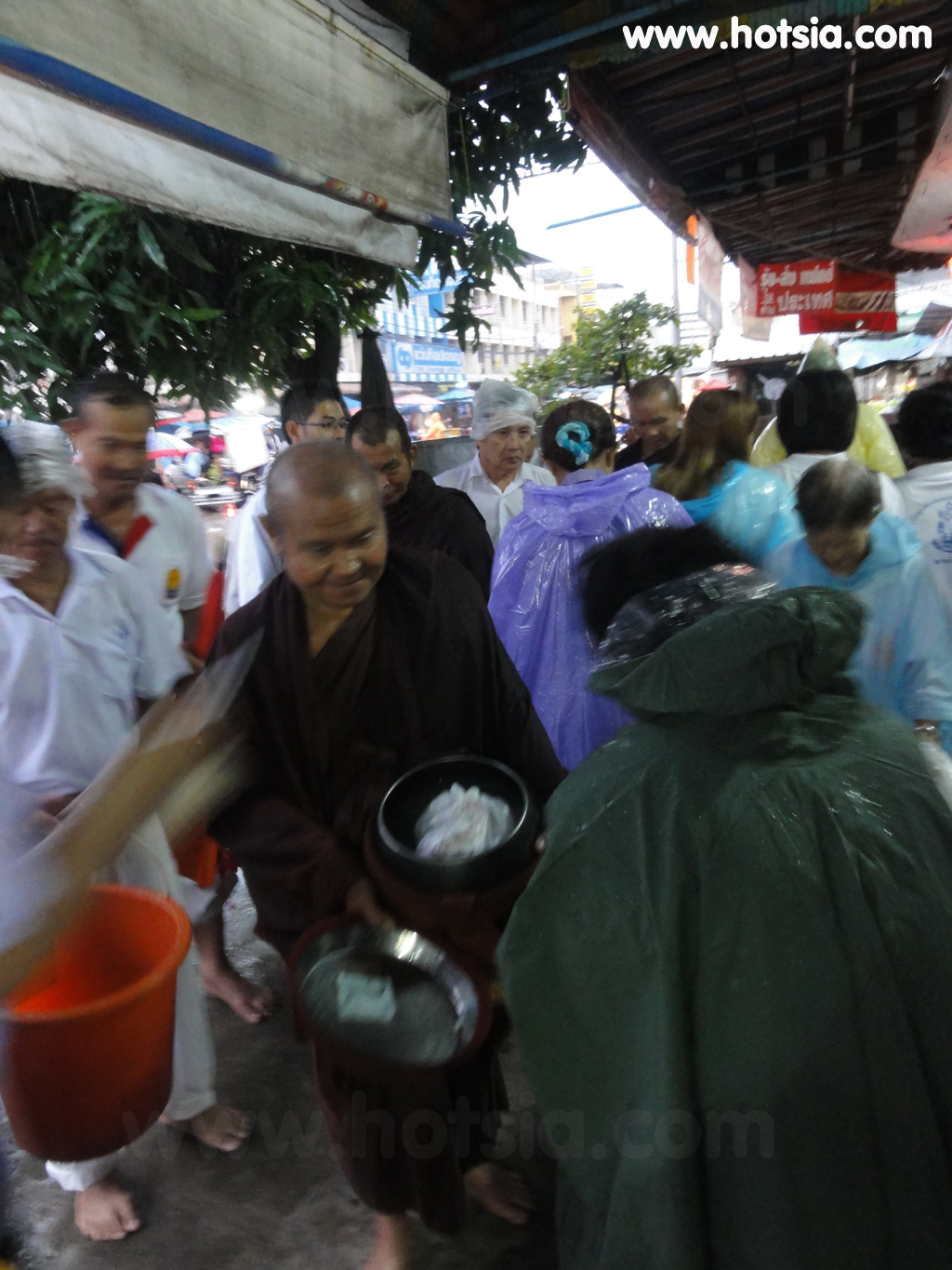 เที่ยวชัยภูมิ ตักบาตรหลวงพ่อวัดผาเกิ้งตลาดเช้าชัยภูมิ