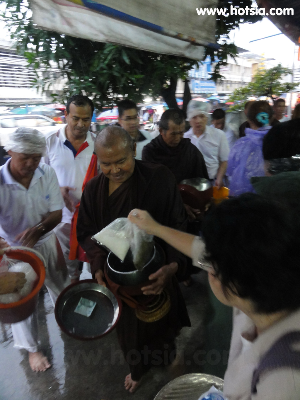 เที่ยวชัยภูมิ ตักบาตรหลวงพ่อวัดผาเกิ้งตลาดเช้าชัยภูมิ