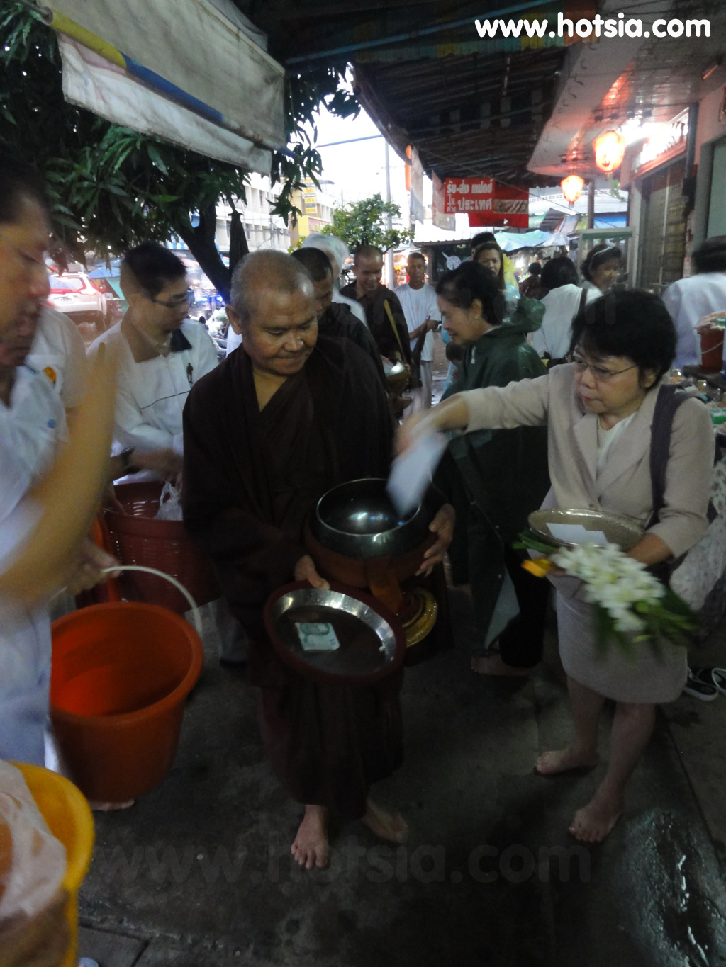 เที่ยวชัยภูมิ ตักบาตรหลวงพ่อวัดผาเกิ้งตลาดเช้าชัยภูมิ