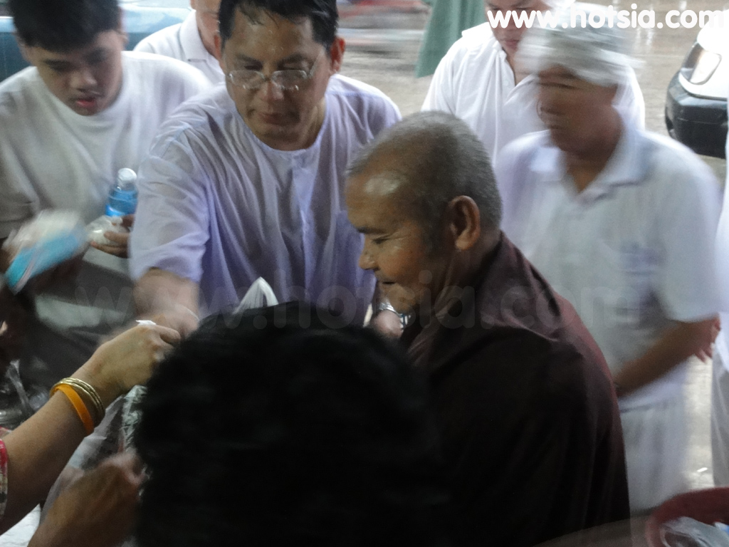 เที่ยวชัยภูมิ ตักบาตรหลวงพ่อวัดผาเกิ้งตลาดเช้าชัยภูมิ
