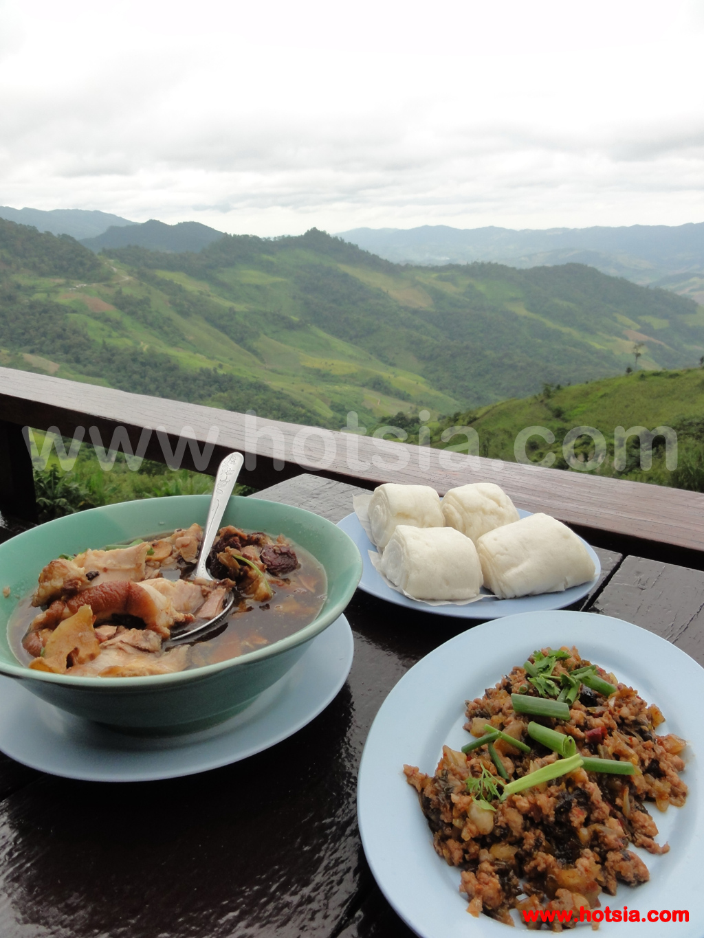 เชียงราย ขาหมูยูนนาน ร้านบ้านดิน ดอยผาตั้ง