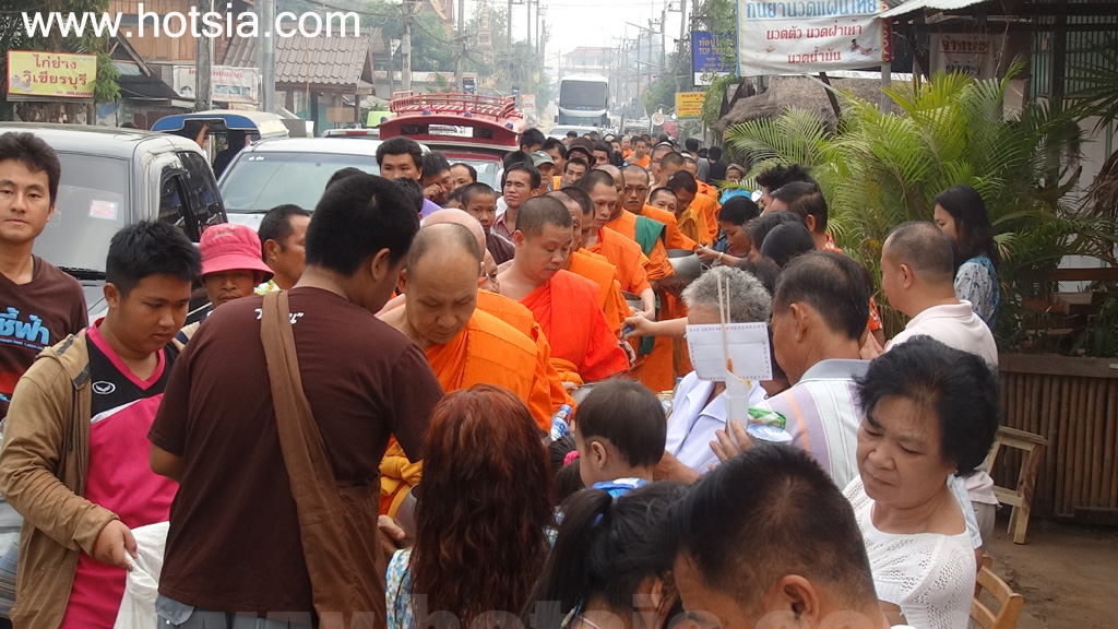 เที่ยวเชียงราย ตักบาตรสงกรานต์เชียงของ