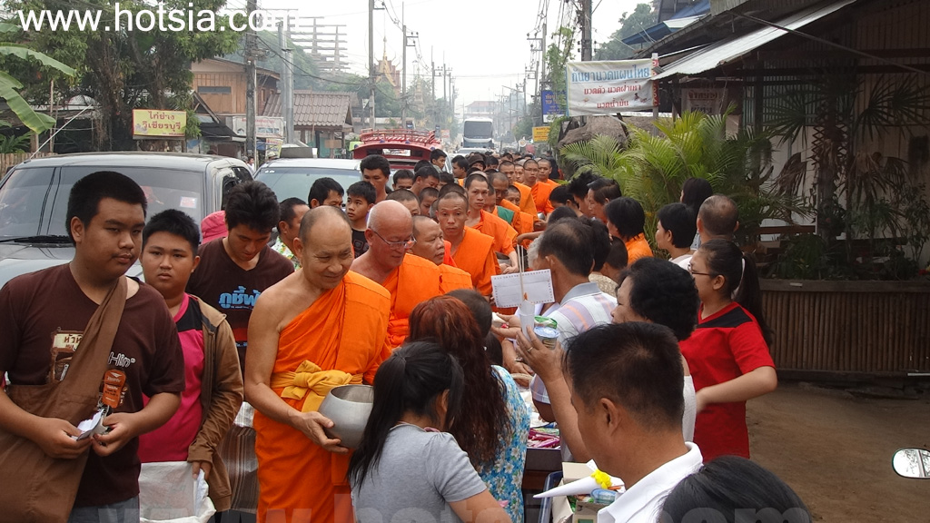 เที่ยวเชียงราย ตักบาตรสงกรานต์เชียงของ