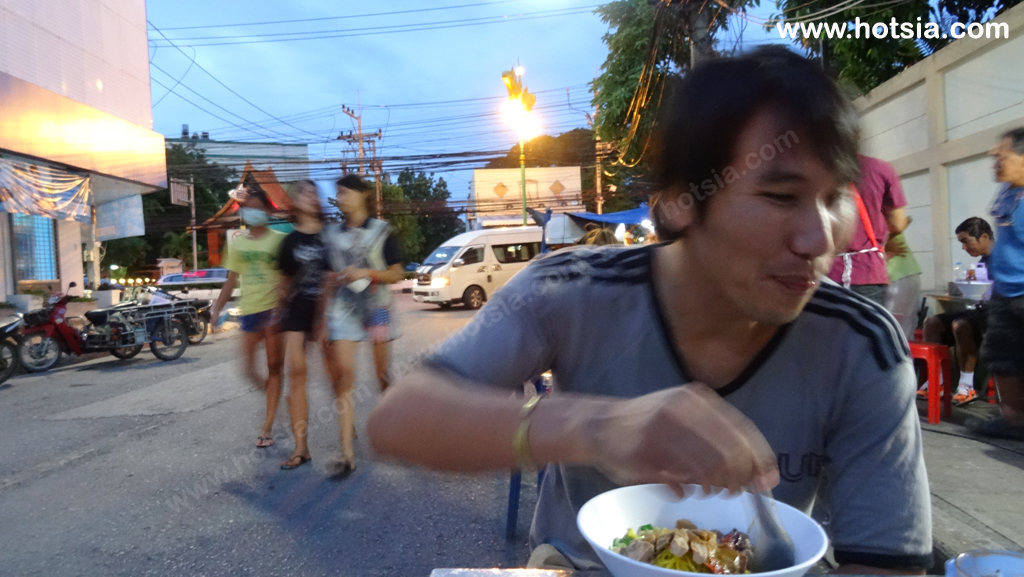 กาญจนบุรี สุดยอดบะหมี่เป็ดย่าง หน้าโรงแรมริเวอร์อินน์