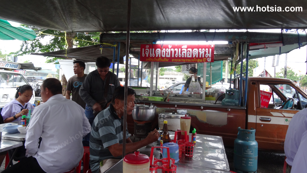 กาญจนบุรี เจ๊แดงข้าวเลือดหมูเมืองกาญจน์