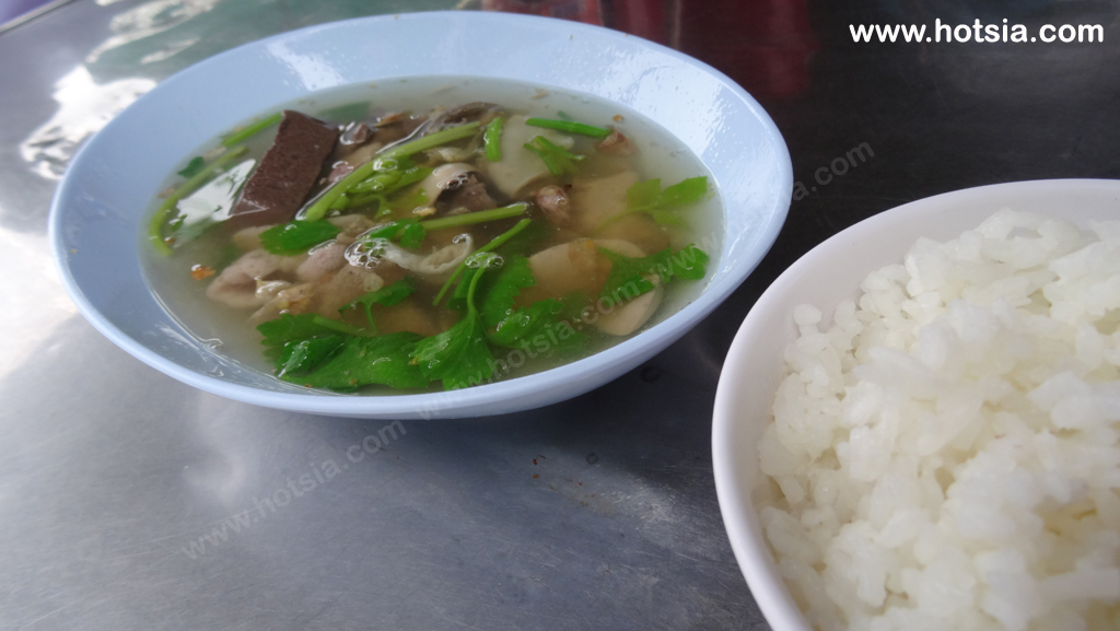 กาญจนบุรี เจ๊แดงข้าวเลือดหมูเมืองกาญจน์