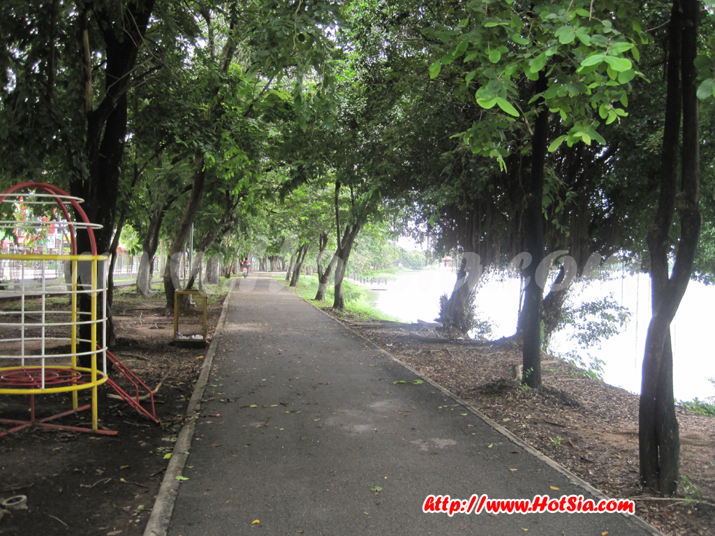 ขอนแก่น พระมหาธาตุแก่นนคร (พระธาตุ 9 ชั้น) วัดหนองแวง บึงแก่นนคร