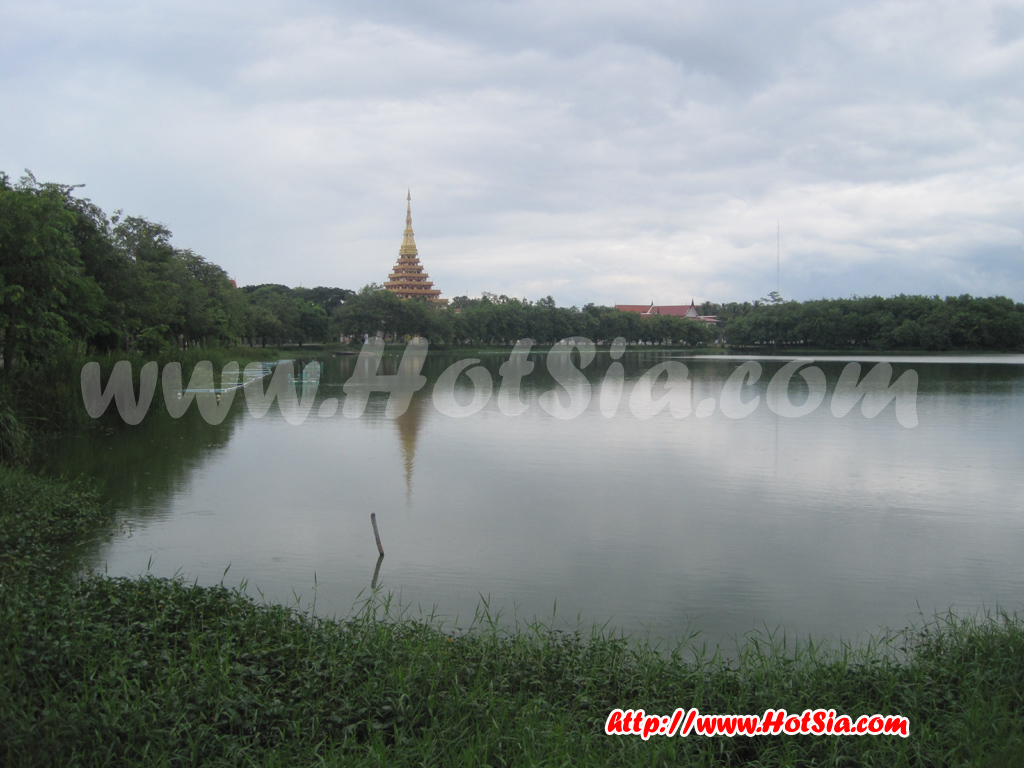 ขอนแก่น พระมหาธาตุแก่นนคร (พระธาตุ 9 ชั้น) วัดหนองแวง บึงแก่นนคร