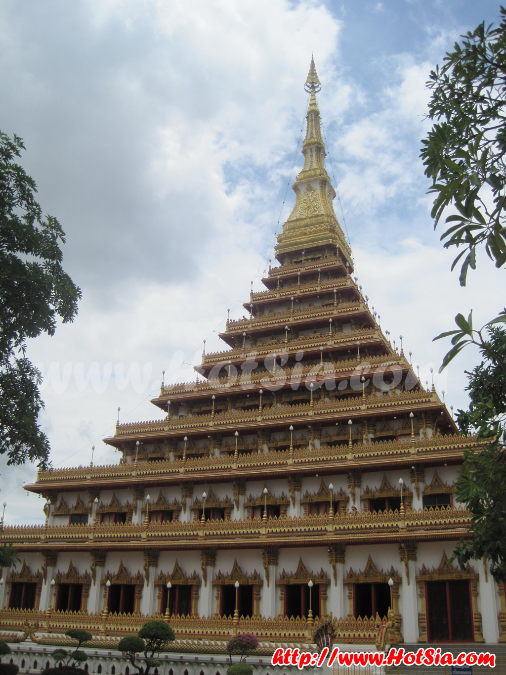 ขอนแก่น พระมหาธาตุแก่นนคร (พระธาตุ 9 ชั้น) วัดหนองแวง บึงแก่นนคร