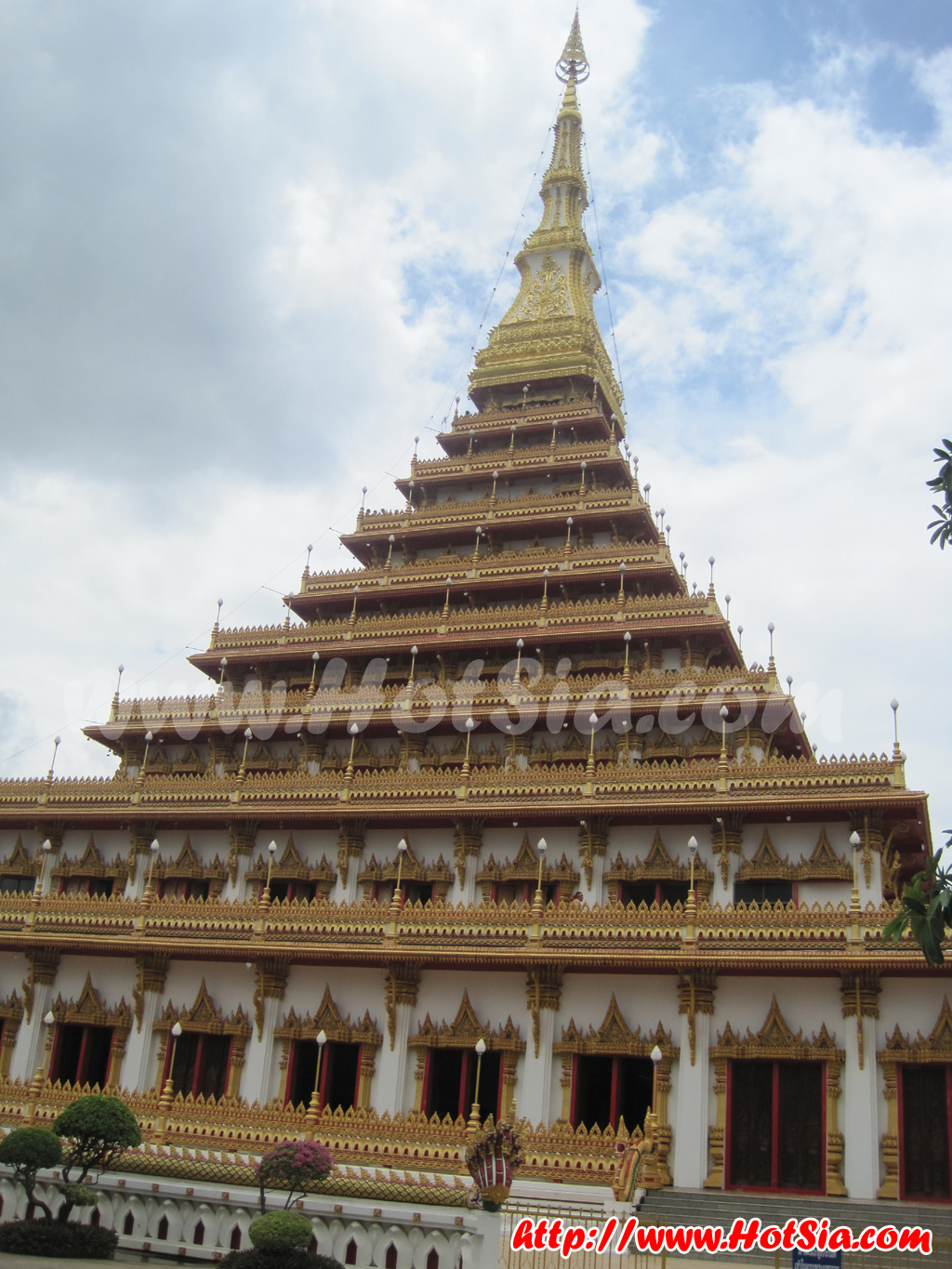 ขอนแก่น พระมหาธาตุแก่นนคร (พระธาตุ 9 ชั้น) วัดหนองแวง บึงแก่นนคร
