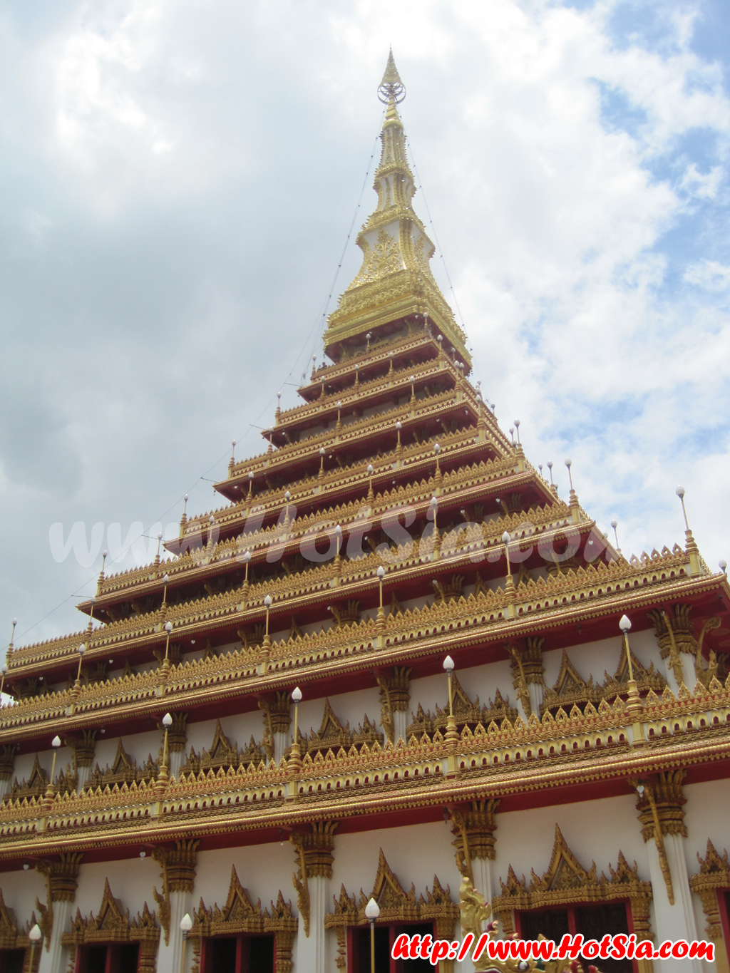 ขอนแก่น พระมหาธาตุแก่นนคร (พระธาตุ 9 ชั้น) วัดหนองแวง บึงแก่นนคร