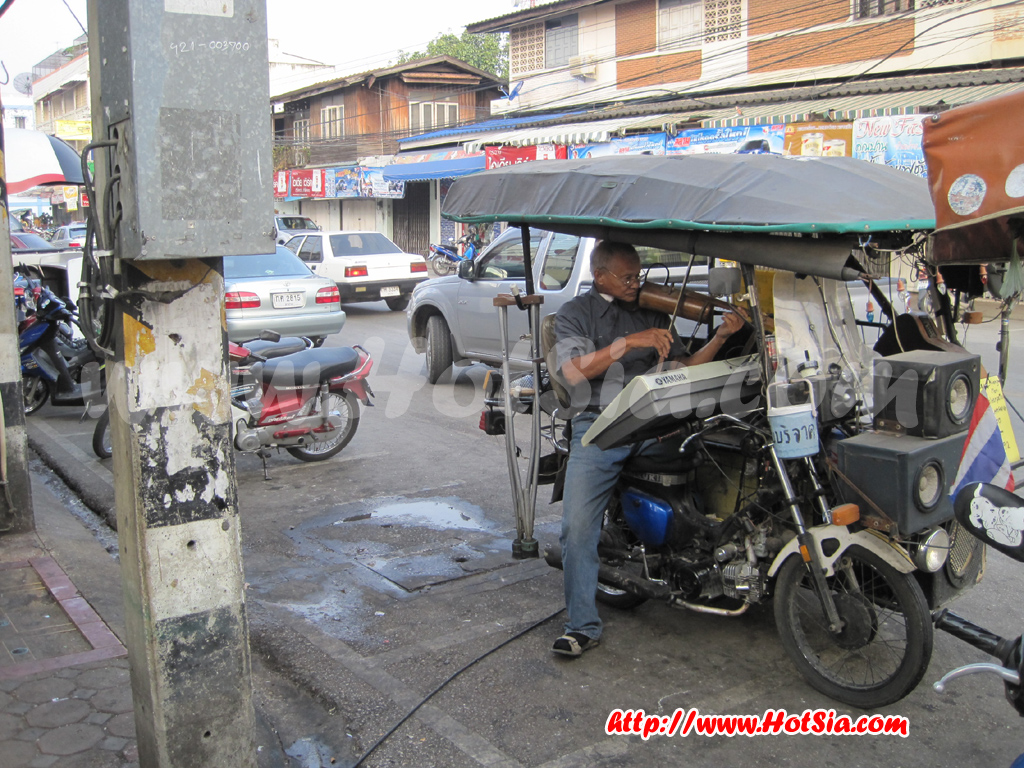 ลำปาง สีสันลำปางกับลุงซอไม้ไผ่หน้าตลาดอัศวิน