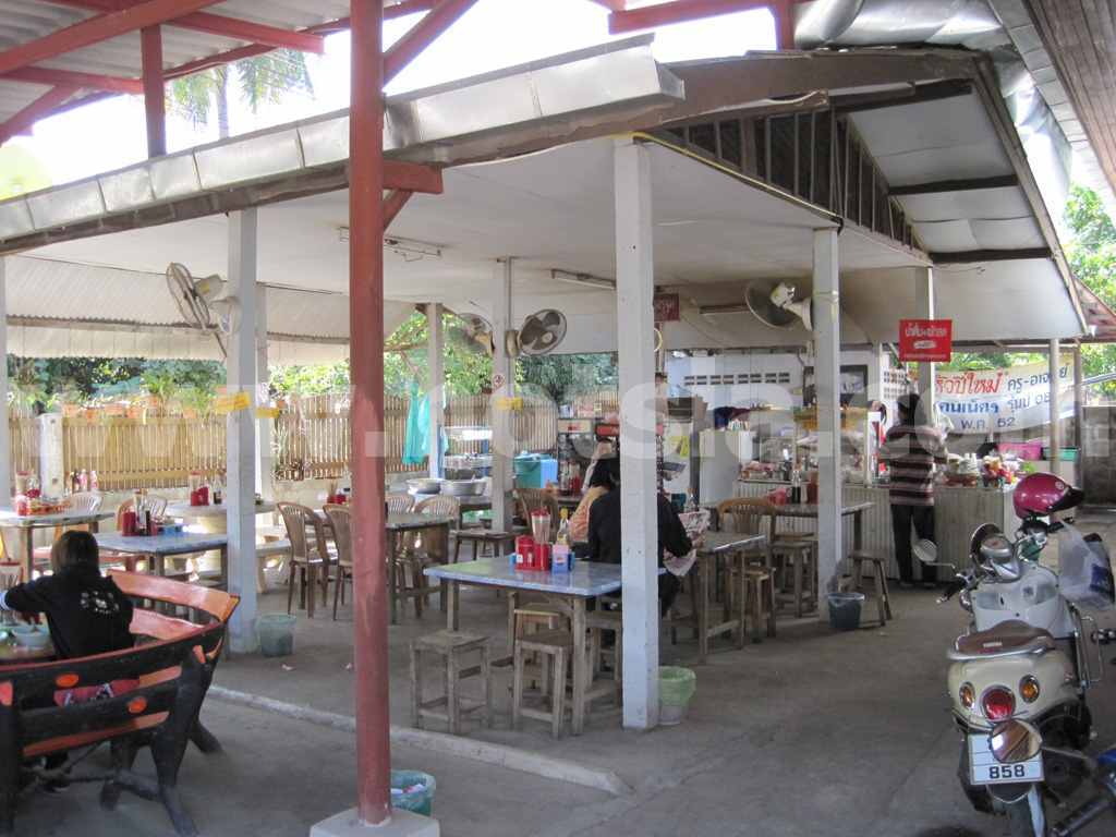 ก๋วยเตี๋ยวเครื่องในควายลวกครูฐมลำปาง
