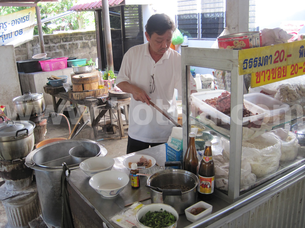 ก๋วยเตี๋ยวเครื่องในควายลวกครูฐมลำปาง