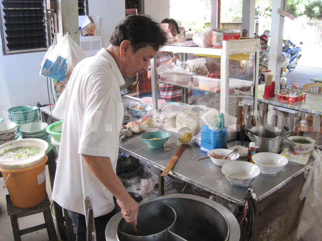 ก๋วยเตี๋ยวเครื่องในควายลวกครูฐมลำปาง