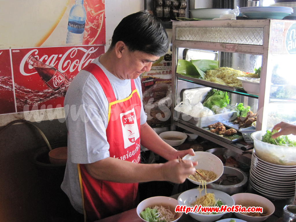 ลำปาง บะหมี่น่องไก่ลำปาง ร้านอัสวินชวนชิม