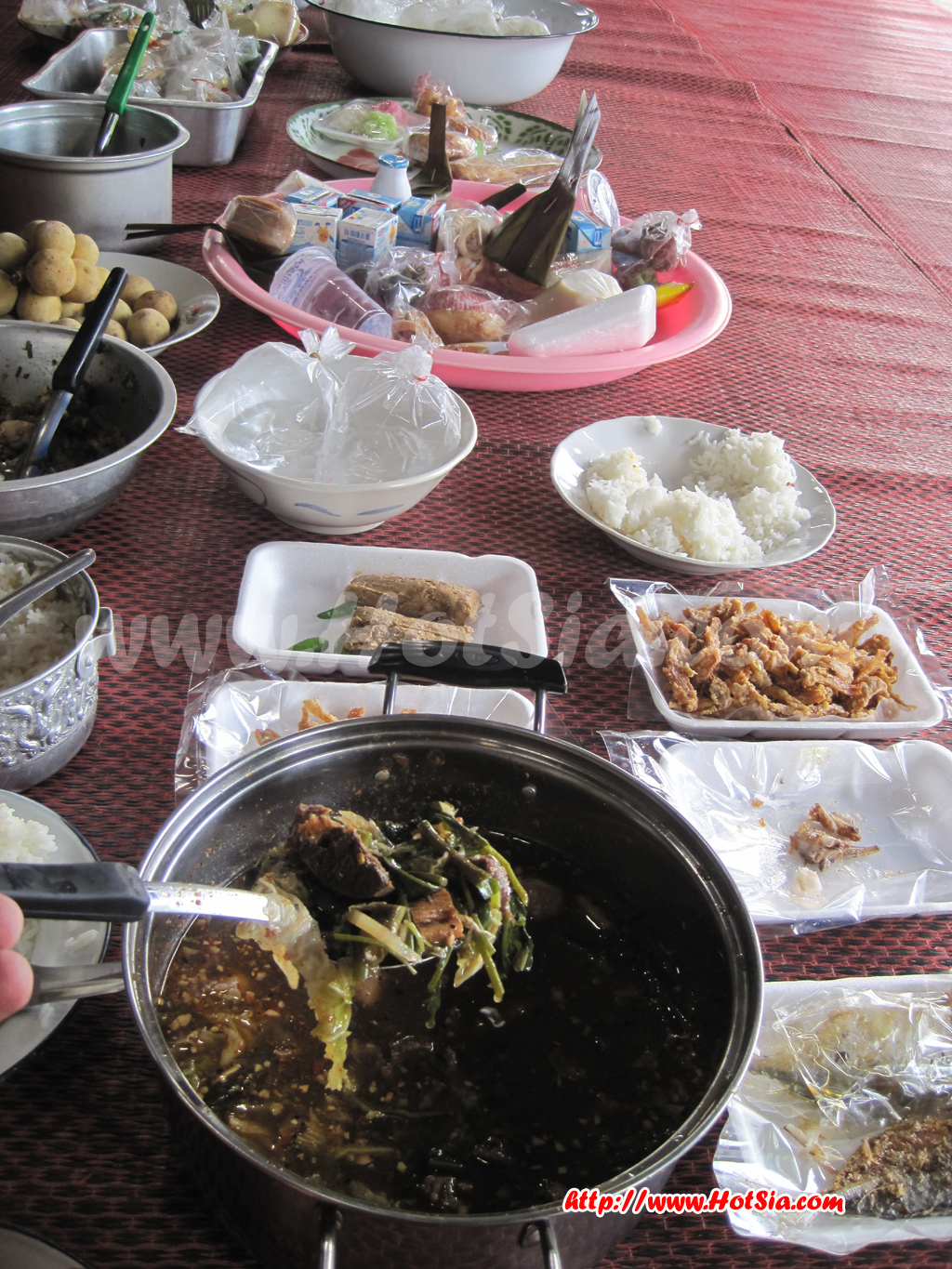 เที่ยวแม่ฮ่องสอน กินข้าววัด ที่วัดถ้ำพระโบราณ แม่สะเรียง