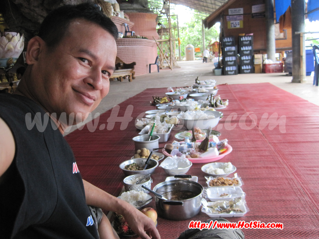 เที่ยวแม่ฮ่องสอน กินข้าววัด ที่วัดถ้ำพระโบราณ แม่สะเรียง