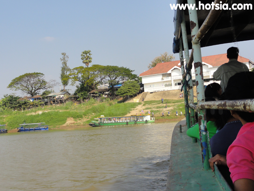 เที่ยวมุกดาหาร วิธีการข้ามแดนไปสะหวันนะเขตโดยเรือ