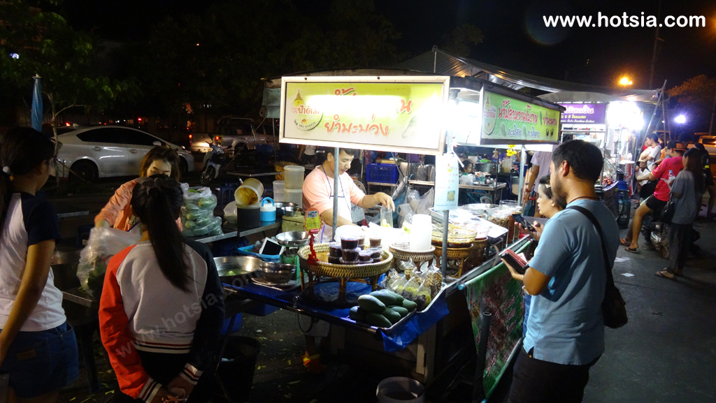 นครปฐม ตลาดของกินหน้าองค์พระ