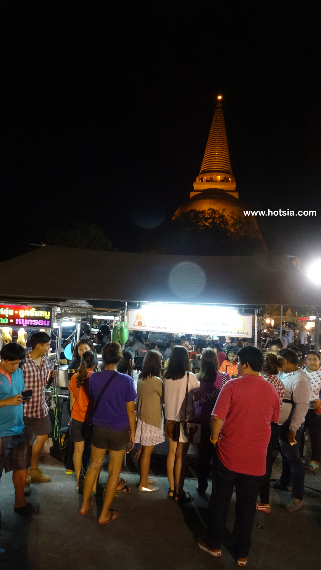 นครปฐม ตลาดของกินหน้าองค์พระ