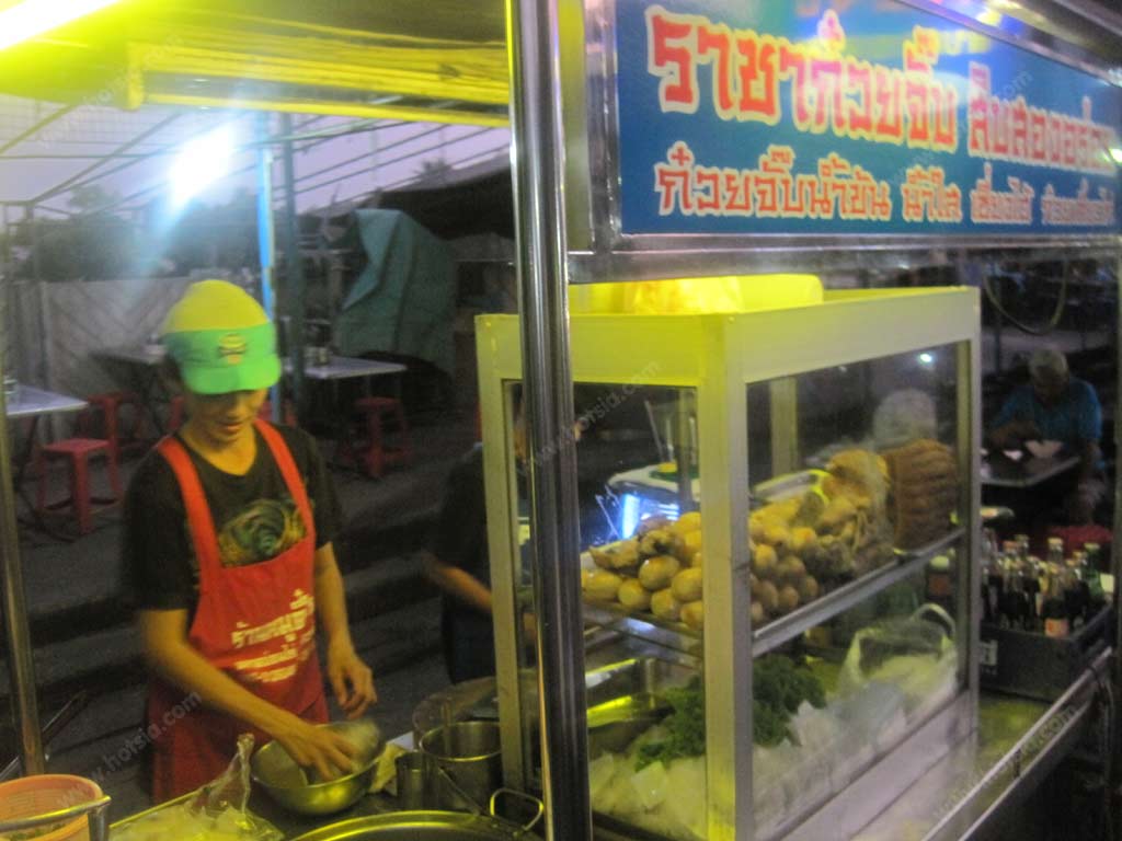 เที่ยวนครสวรรค์ ตลาดร้อยปีนครสวรรค์ ริมแม่น้ำเจ้าพระยา