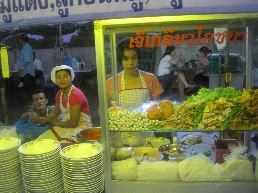 เที่ยวนครสวรรค์ ตลาดร้อยปีนครสวรรค์ ริมแม่น้ำเจ้าพระยา