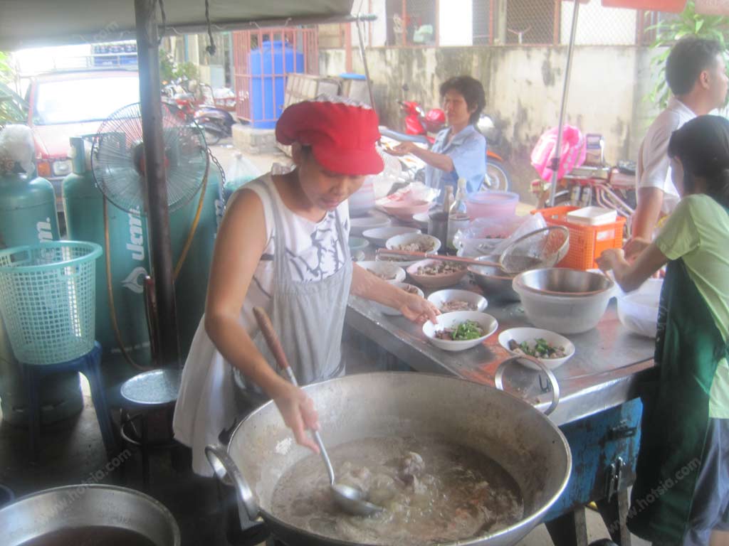 เที่ยวนครสวรรค์ ต้มเลือดหมูนายชุ้ย