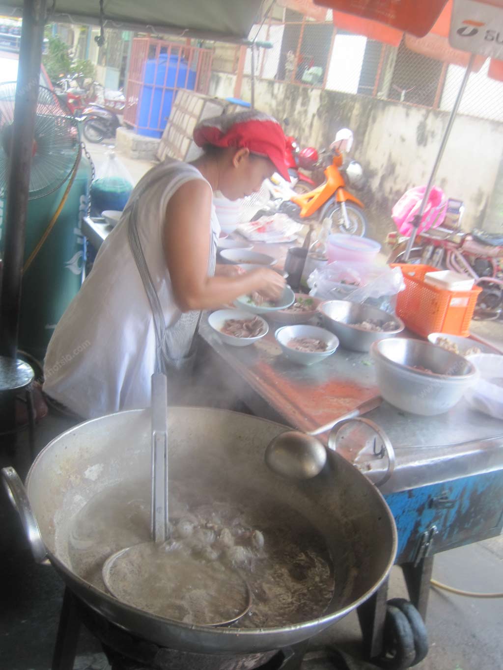 เที่ยวนครสวรรค์ ต้มเลือดหมูนายชุ้ย