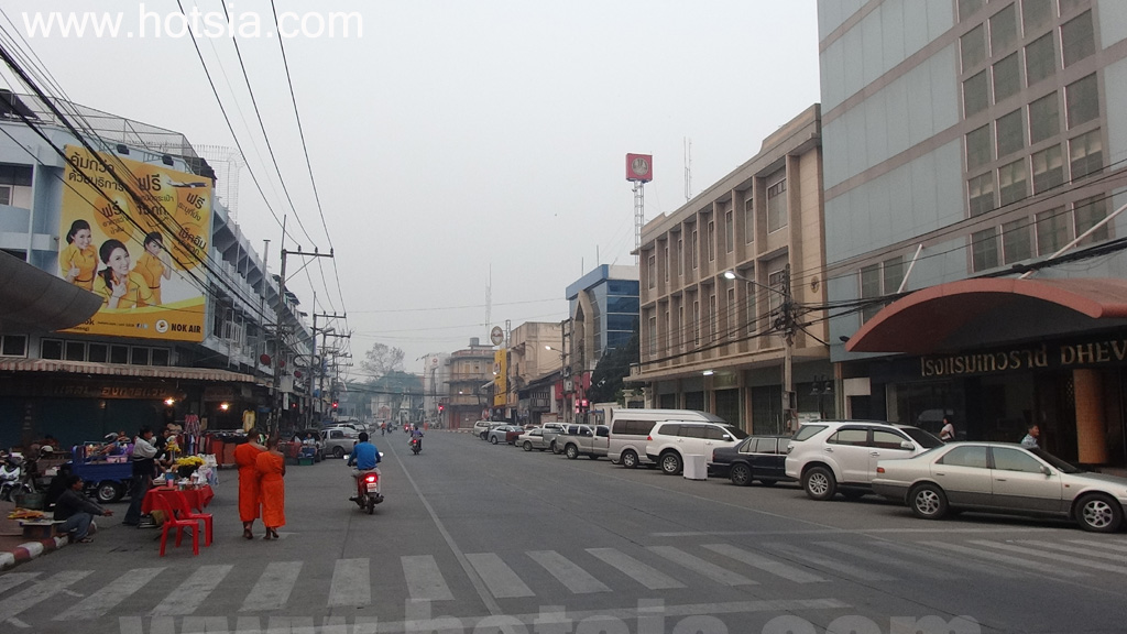 เที่ยวจังหวัดน่าน ตักบาตรยามเช้าเมืองน่าน